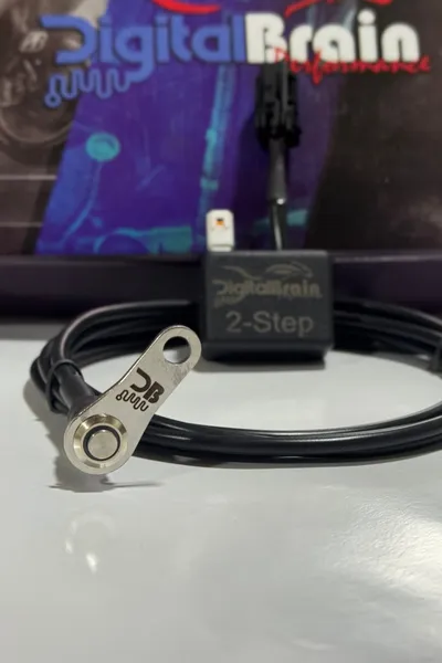 Modulo 2-Step da DigitalBrain, com o sensor e a cablagem